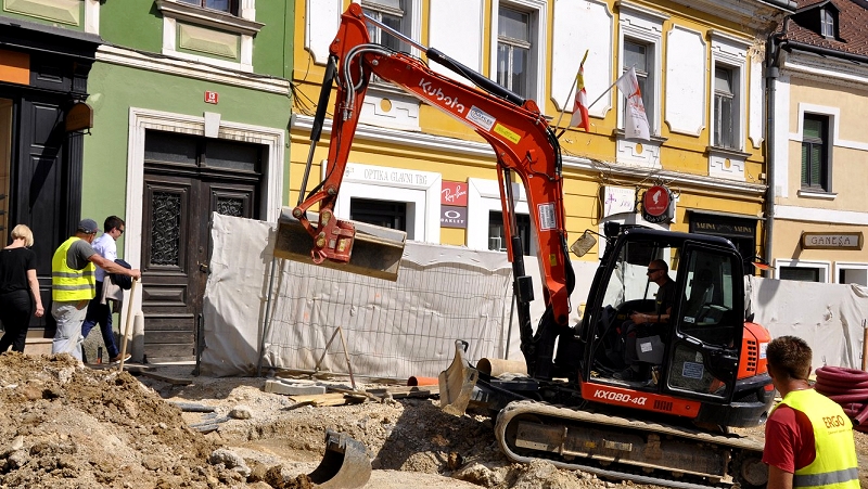 delovni stroj na gradbišču - prenova mestnega jedra