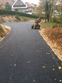 Novi asfalt na Skalni ulici v KS Otočec