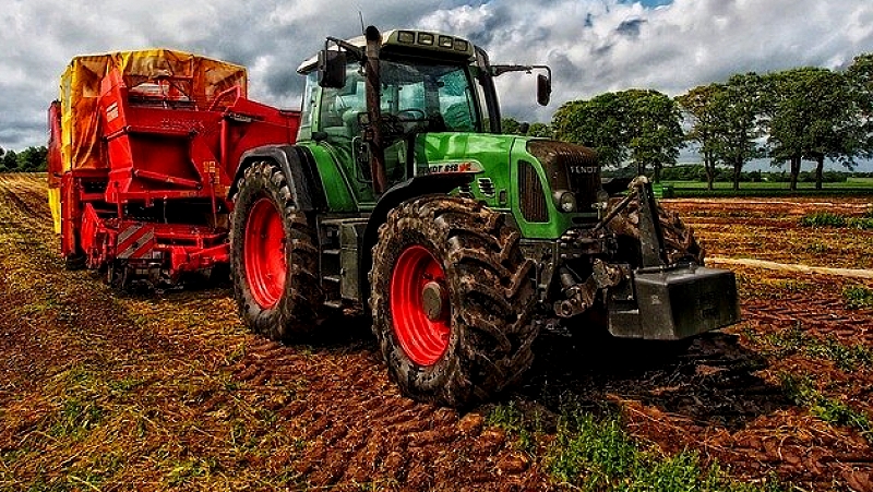 tractor-385681_640.jpg