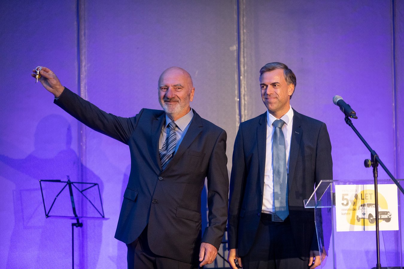 Zupan Gregor Macedoni je na slavnostnem dogodku simbolično predal ključe energetsko prenovljenih prostorov predsedniku Kluba prijateljev IMV Francu Štuparju