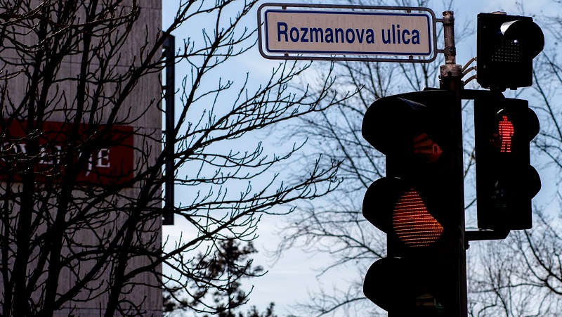 Semafor na Rozmanovi ulici Po osvežitev znanja o cestno prometnih predpisih na brezplačna predavanja