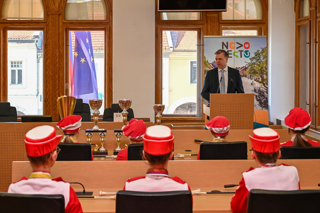 mažorete na sprejemu, župan za govorniškim pultom