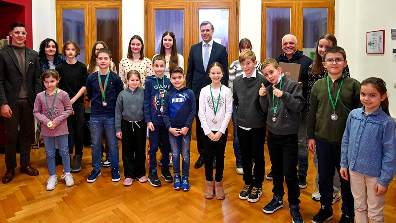 skupinska fotografija karateistov in župana Karateiste Karate kluba Novo mesto z izjemnimi dosežki sprejel župan