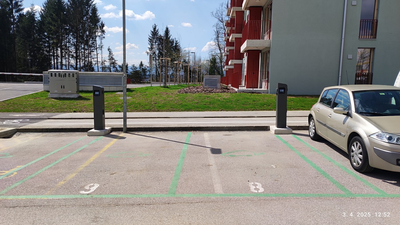 parkirišče z električno polnilnico