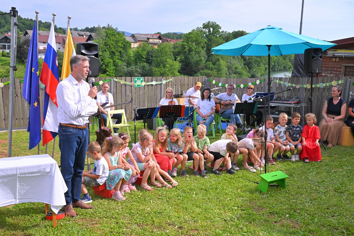 Župan med nagovorom in otroci Vrtca Ciciban Uradno odprtje novega Vrtca Miškolin
