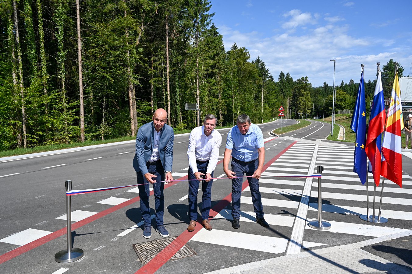 prerez traku ob otvoritvi ceste v Češči vasi Do Olimpijskega centra Novo mesto vodi nova cesta