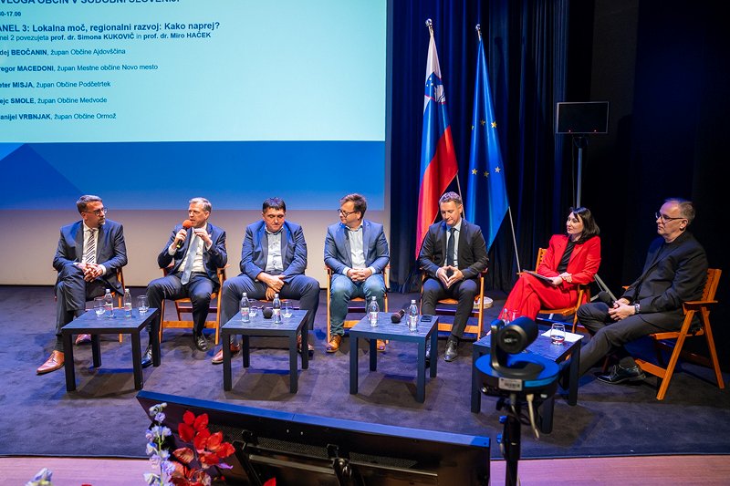 govorci na odru Župan na posvetu o lokalni moči in regionalnem razvoju v Sloveniji