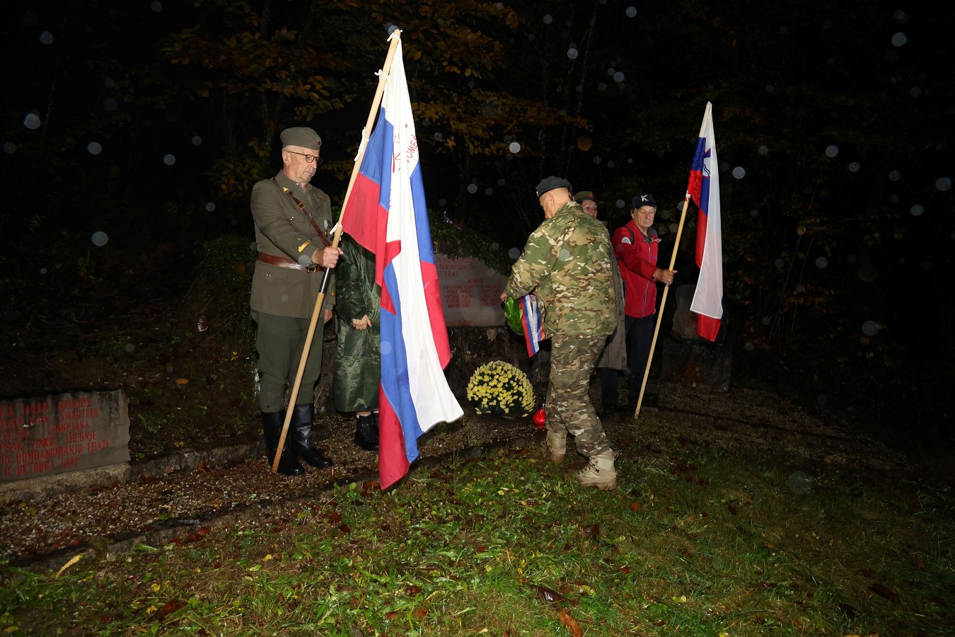 Polaganje venca pri spomeniku na Frati