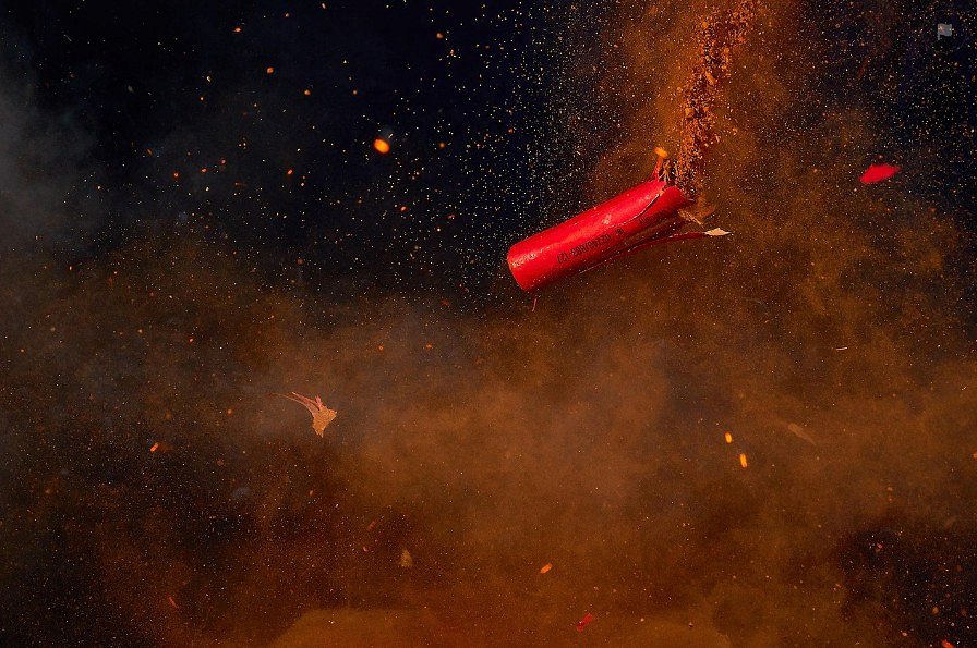 petarda Je staršem res vseeno, da otroci pokajo?