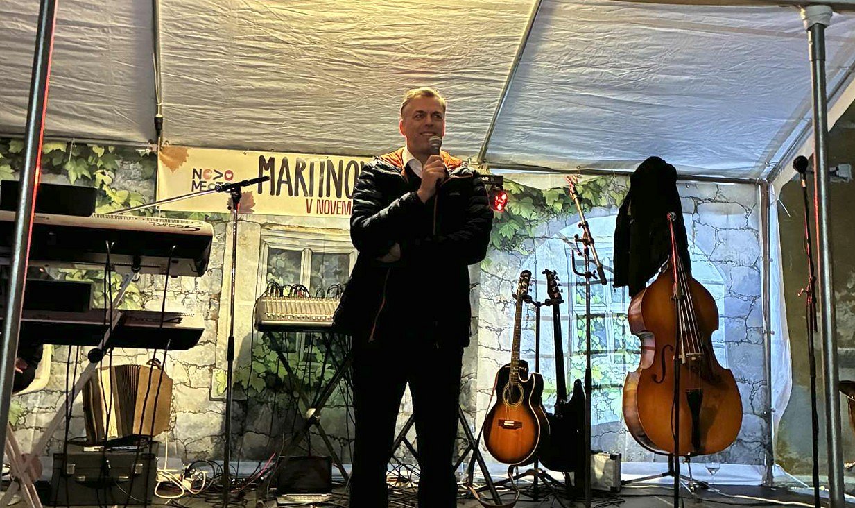 martinovanje-zupan na odru