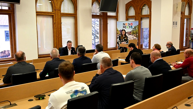 Župan ima uvodni govor v sejni sobi, za mizami sedijo podjetniki