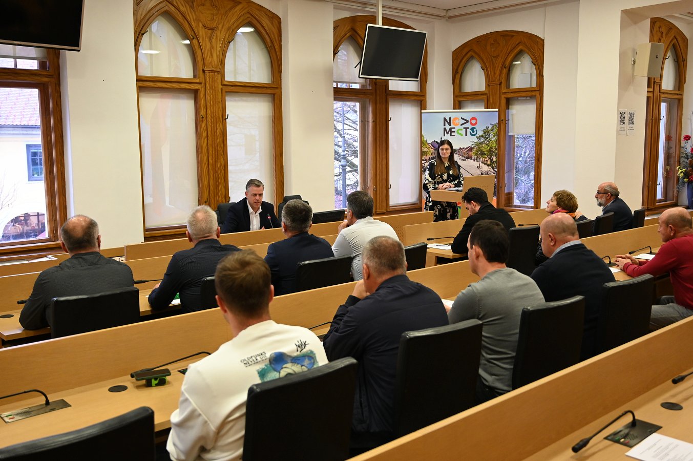 Župan ima uvodni govor v sejni sobi, za mizami sedijo podjetniki S subvencioniranjem obrestne mere  podjetniških posojil podprli 22 podjetij