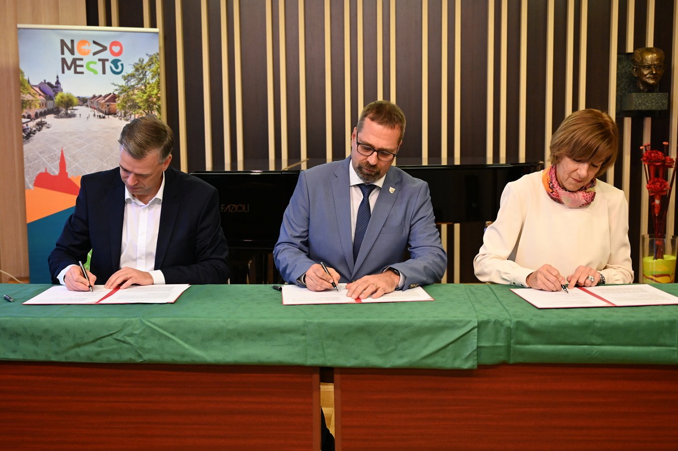 podpisnik podpisujejo pogodbo Povezani za prihodnost mestnih jeder