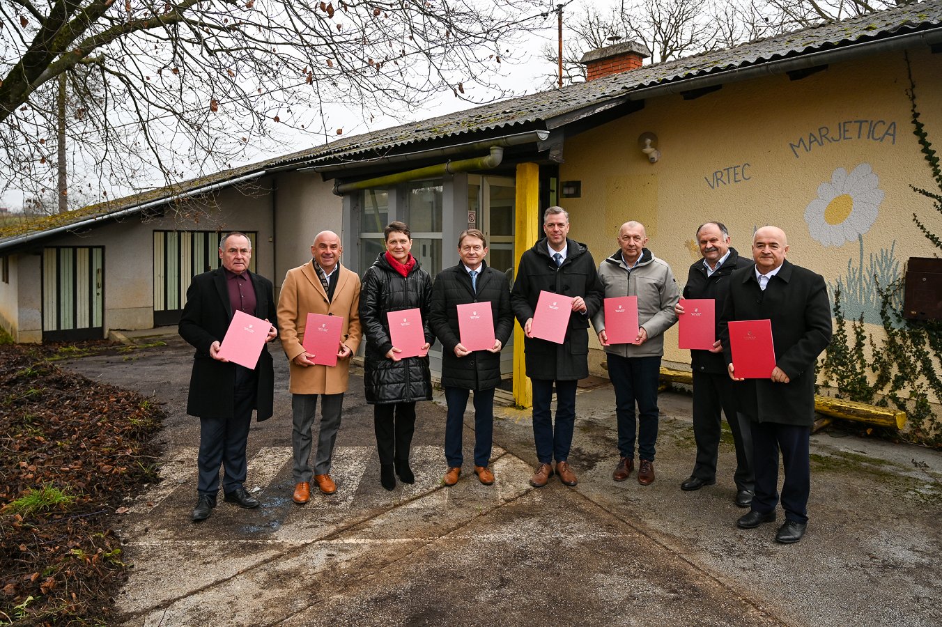 Podpisniki pred stavbo nekdanjega vrtca Dolenjske in belokranjske občine podpisale dogovor za izgradnjo Hiše hospic na Lešnici