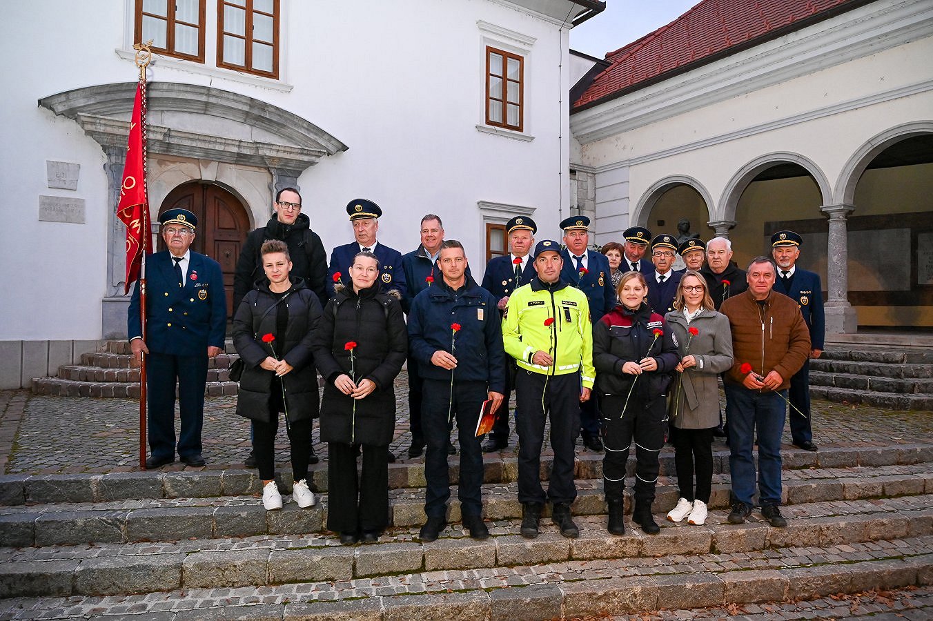 udeleženci dogodka spomina na žrtve prometnih nesreč.jpg