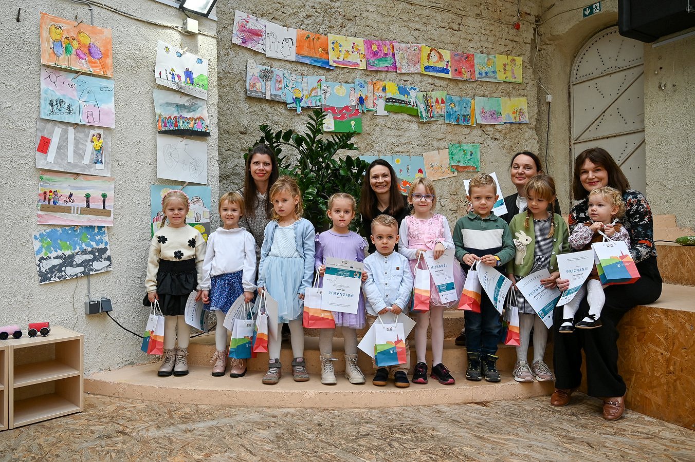 Vrtčevski otroci ki so osvojili nagrade na občinskem likovnem natečaju