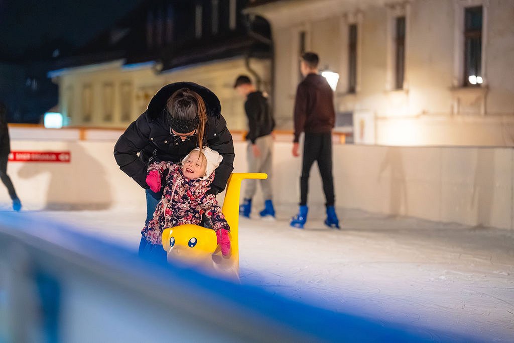 ljudje na drsališču Zimske radosti se nadaljujejo: drsališče obratuje do 18. januarja
