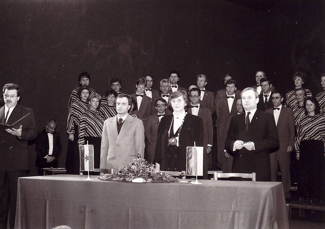 nekdanja županja mesta Langenhagen Waltraud Krückeberg ob podpisu pogodbe med partnerskima mestoma