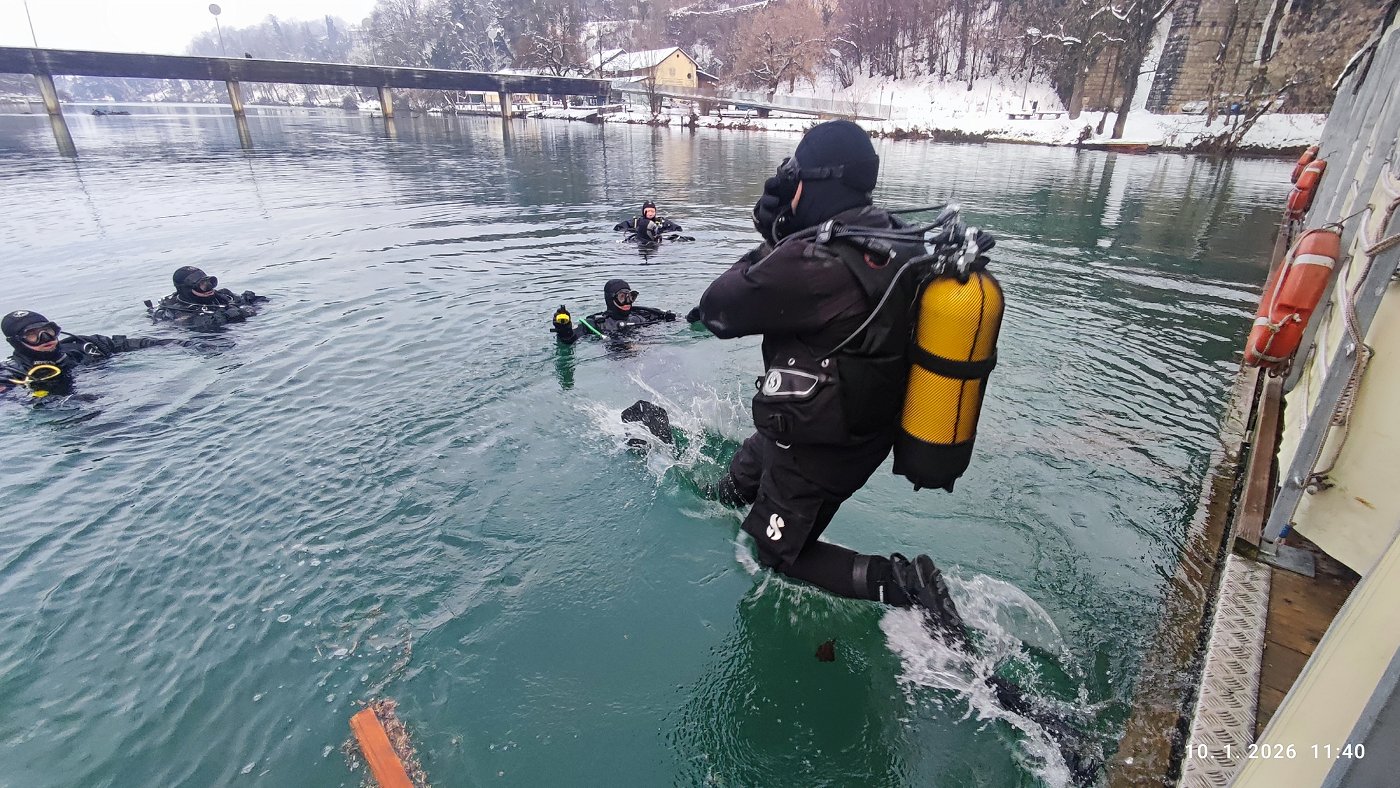 potapljačev skok v reko Z zimskim potopom v Krko odprli novo potapljaško sezono