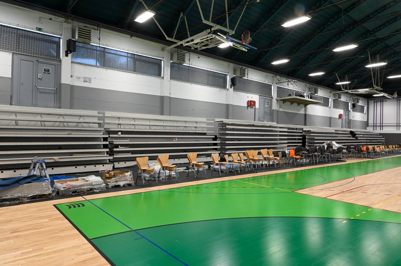 v Športni dvorani Marof poteka montaža nove tribune Prenova Športne dvorane Marof se zaključuje z montažo nove tribune