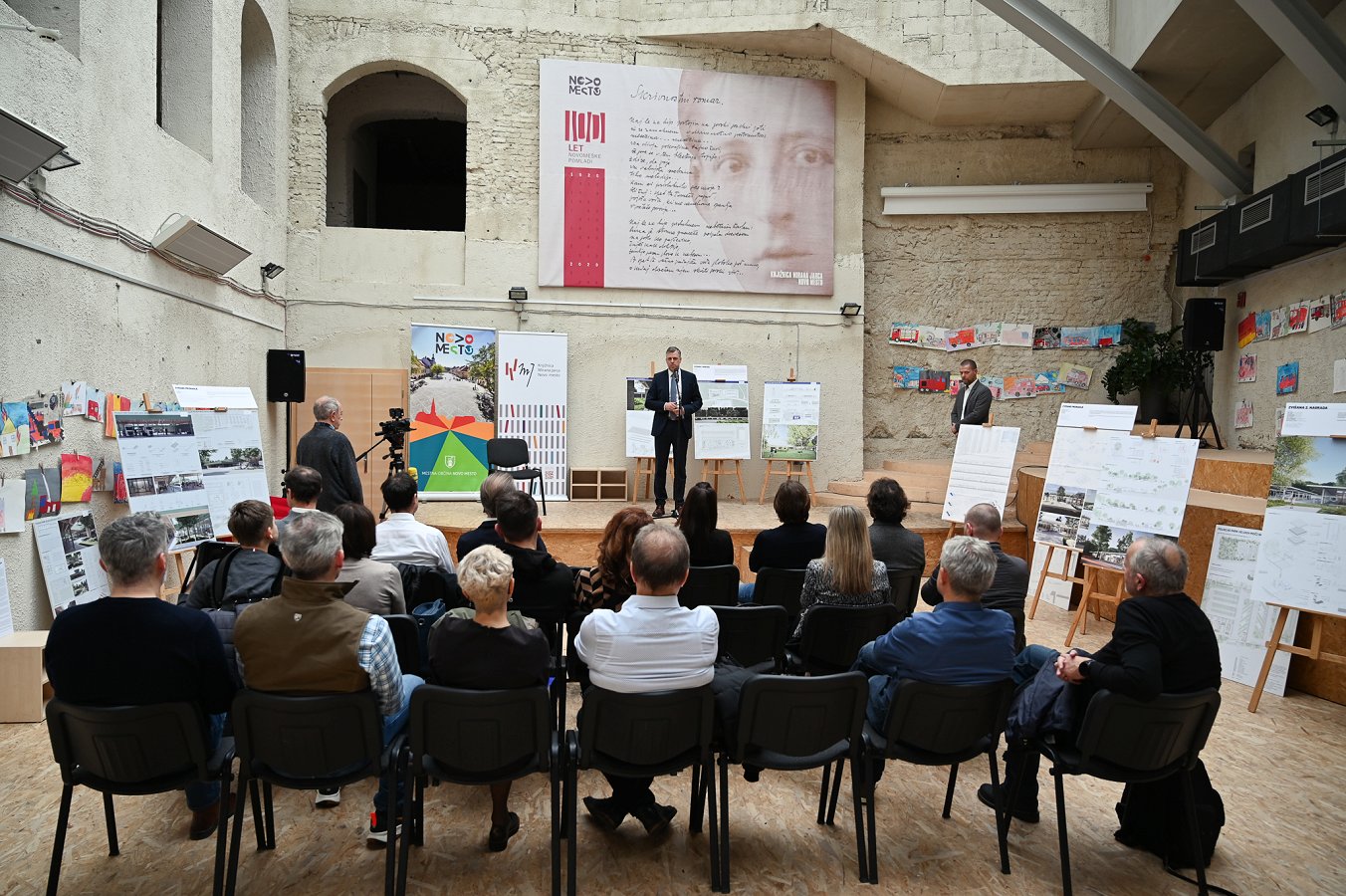 župan Gregor Macedoni na odru med nagovorom župan Gregor Macedoni na odru med nagovorom