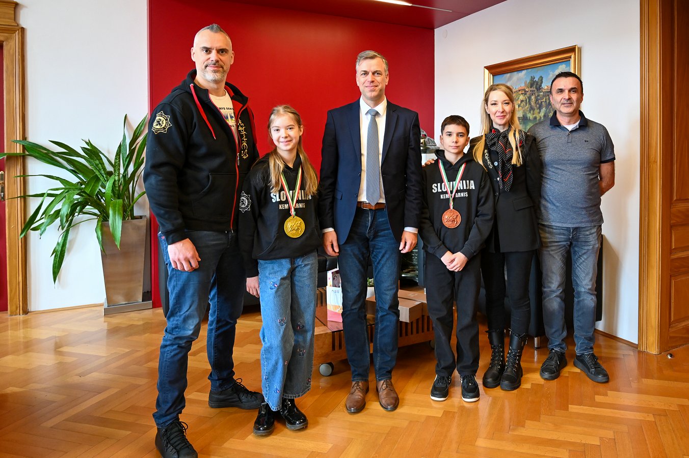 člani karate kluba RKSI in župan Gregor Macedoni člani karate kluba RKSI in župan Gregor Macedoni