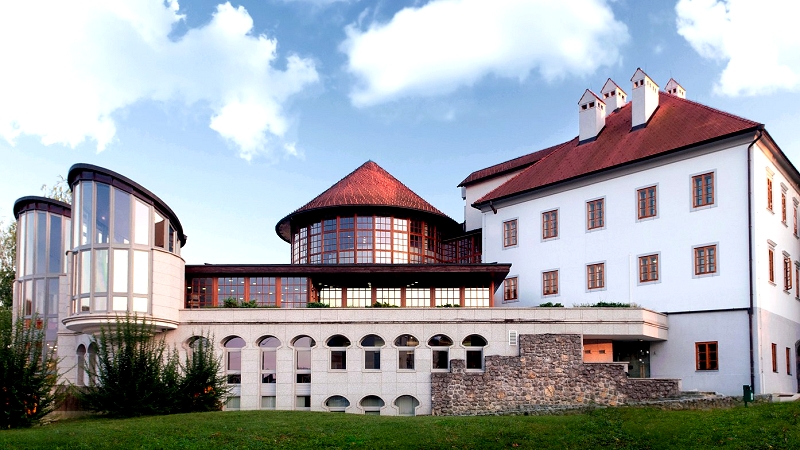 Fotografija novomeške knjižnice