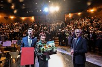 Občinstvo je podelitev nagrade častni občanki pospremilo z bučnim aplavzom.