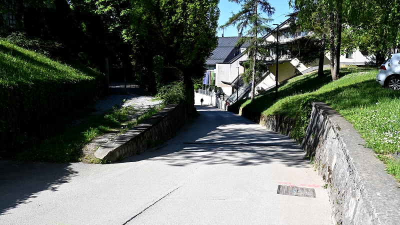 Cesta na Loko Ob začetku urejanja območja Novega trga in Loke polovična zapora ceste Na loko 