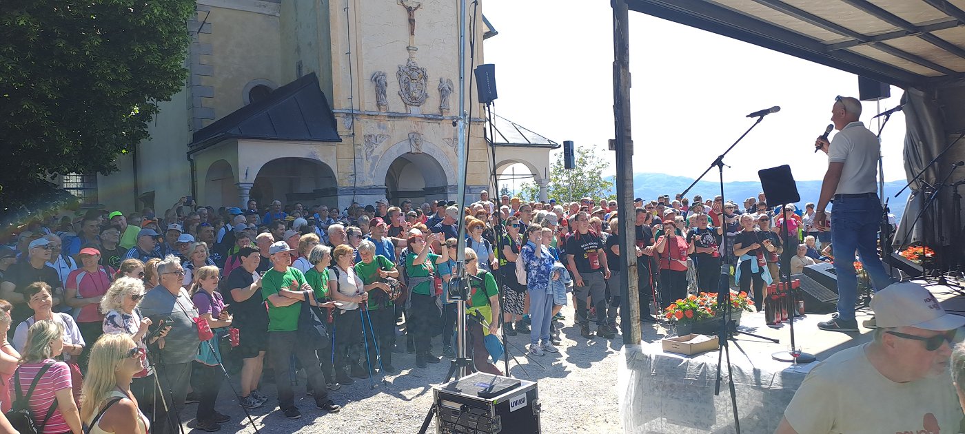 Zbirališče pri cerkvi 13. pohod po Slakovi poti znova povezal ljubitelje glasbe, cvička in Trške gore
