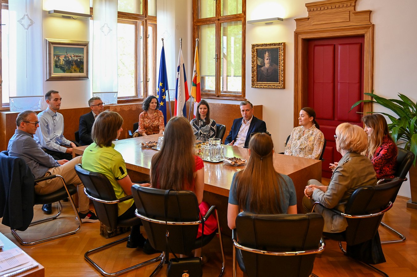 Srečanje s štipendistkami in štipendisti MO NM Srečanje štipendistk in štipendistov Mestne občine Novo mesto z županom in direktorico občinske uprave
