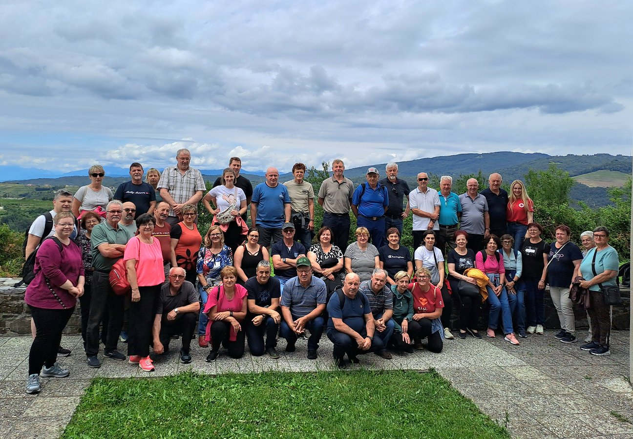 Na fotografiji je skupina krvodajalcev, ki se je udeležila izleta v Goriška brda pri razglednme stolpu Gonjače Krvodajalci raziskovali čudovita Goriška brda