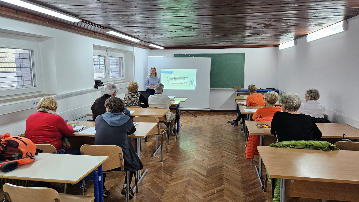 Na fotografiji so udeleženci projekta Dvig finančne pismenosti v JV Sloveniji na enem izmed predavanj Na fotografiji so udeleženci projekta Dvig finančne pismenosti v JV Sloveniji na enem izmed predavanj