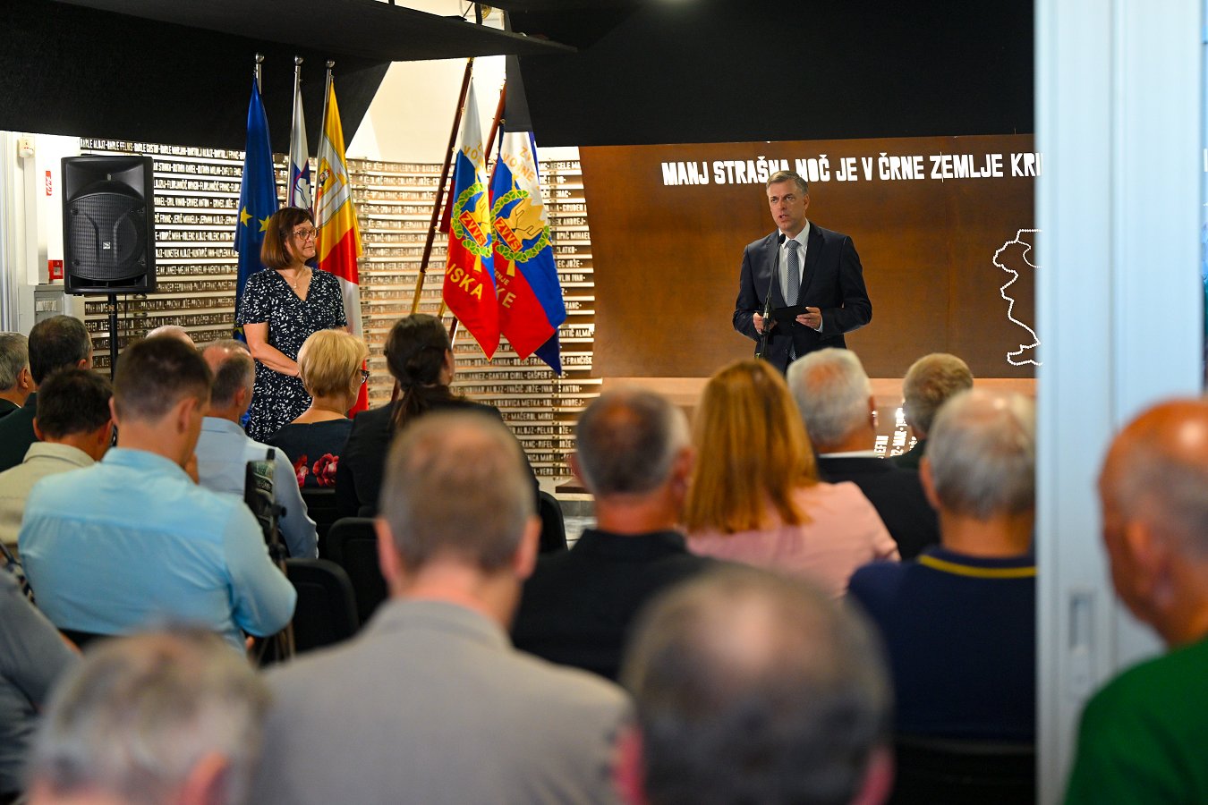 Na fotografiji je župan Gregor Macedoni med nagovorom ob spominski slovesnosti ob prihajajočem dnevu državnosti in spominskem dnevu občine.
