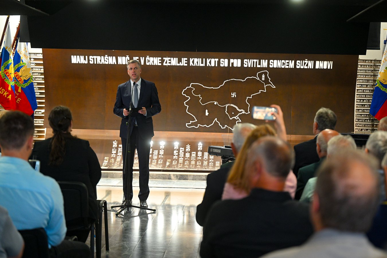 Na fotografiji je župan Gregor Macedoni med nagovorom na osrednji slovesnosti Mestne občine Novo mesto ob prihajajočem dnevu državnosti in spominskem dnevu občine Novo mesto počastilo dan državnosti in spominski dan Mestne občine