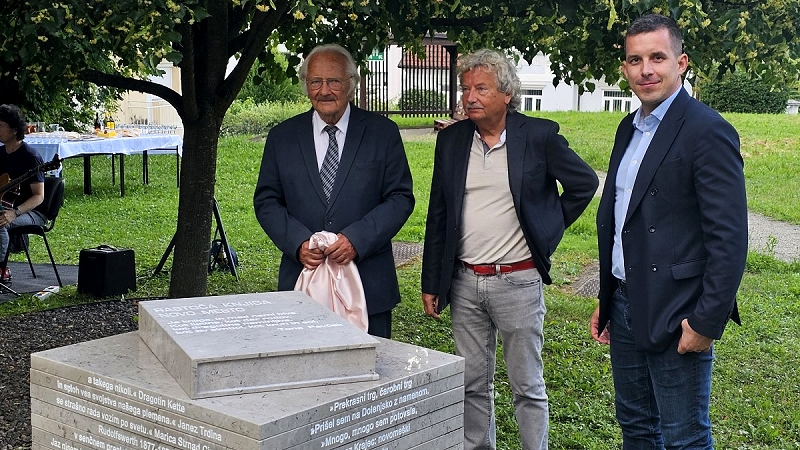 Svečano odkritje novega lista Rastoče knjige Odkritje novega lista Rastoče knjige Novega mesta posvečeno Dragotinu Ketteju
