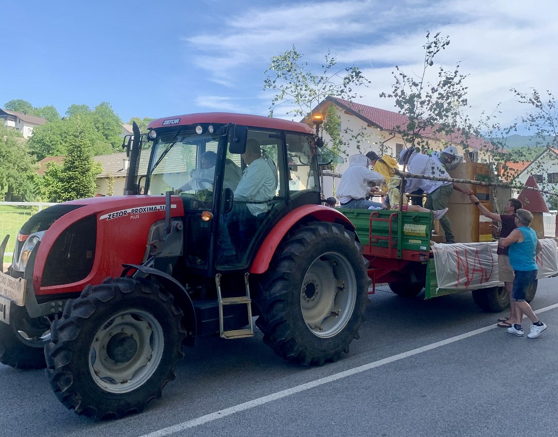 Na fotografiji je traktor na povorki ob Prazniku češenj Na fotografiji je traktor na povorki ob Prazniku češenj