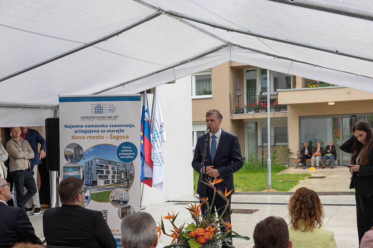 Na fotografiji je župan Gregor Macedoni med nagovorom ob otvoritvi stanovanj za starejše na Šegovi Na fotografiji je župan Gregor Macedoni med nagovorom ob otvoritvi stanovanj za starejše na Šegovi