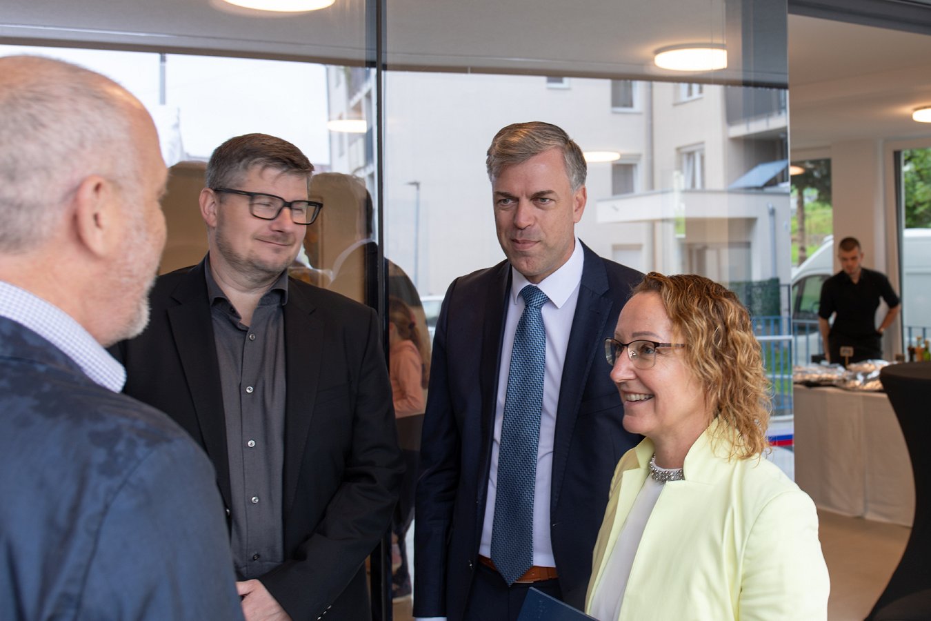 Na fotografiji so slavnostni govorci na otvoritveni slovesnosti stanovanj za starejše na Šegovi Na fotografiji so slavnostni govorci na otvoritveni slovesnosti stanovanj za starejše na Šegovi