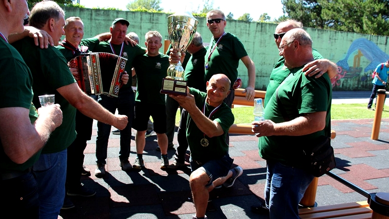Na fotografiji so dolenjski veterani s pokalom