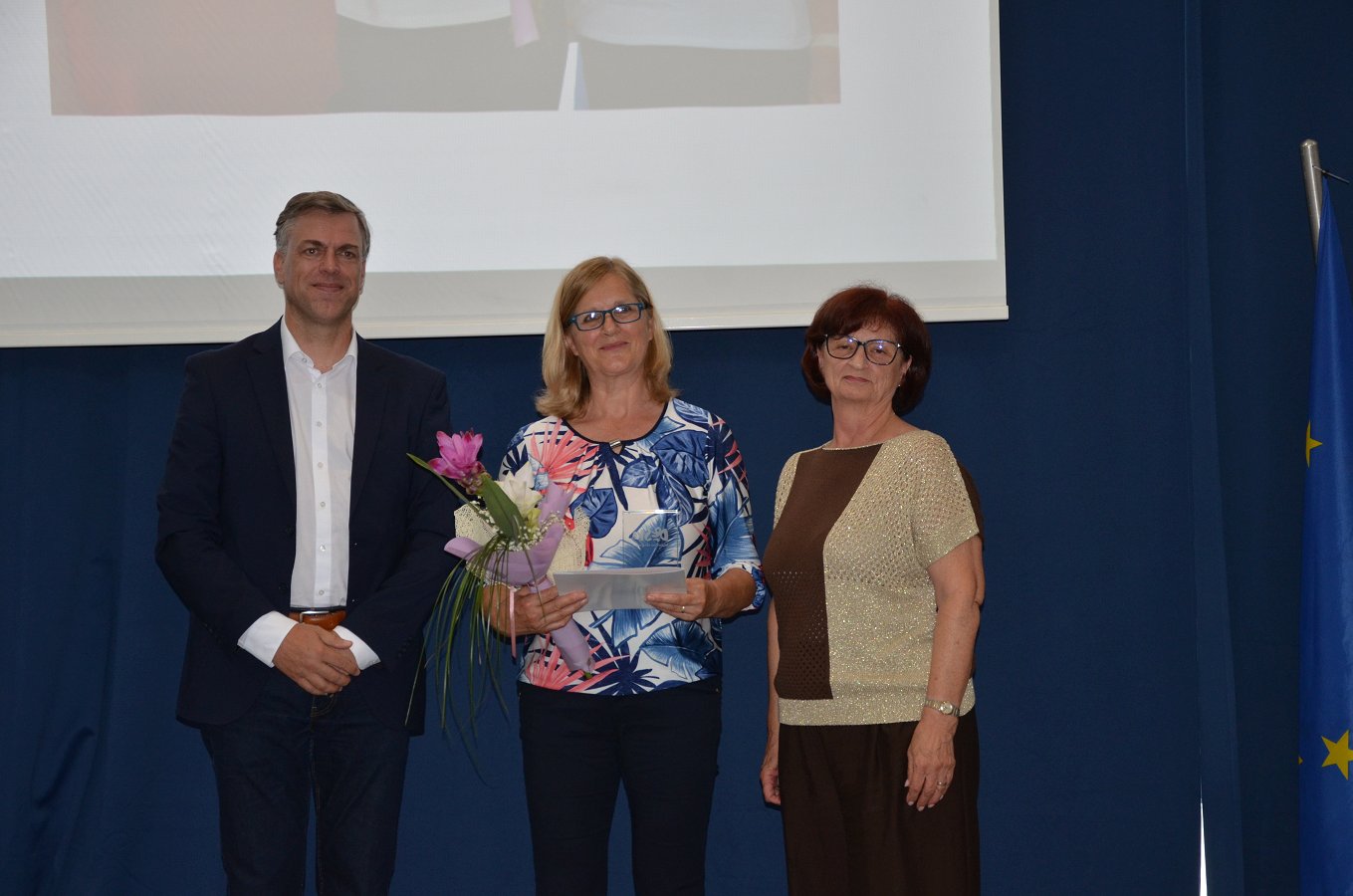 Na fotografiji je prejemnica nagrade Milena Hribar z županom Gregorjem Macedonijem in predsednico Krajevne skupnosti Drska