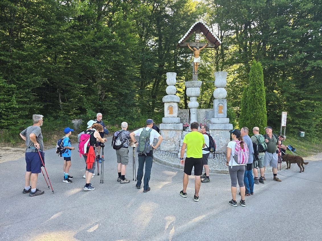 Na fotografiji so pohodniki, ki so se ustavili pri spominskem obeležju 1. svetovne vojne Na fotografiji so pohodniki, ki so se ustavili pri spominskem obeležju 1. svetovne vojne