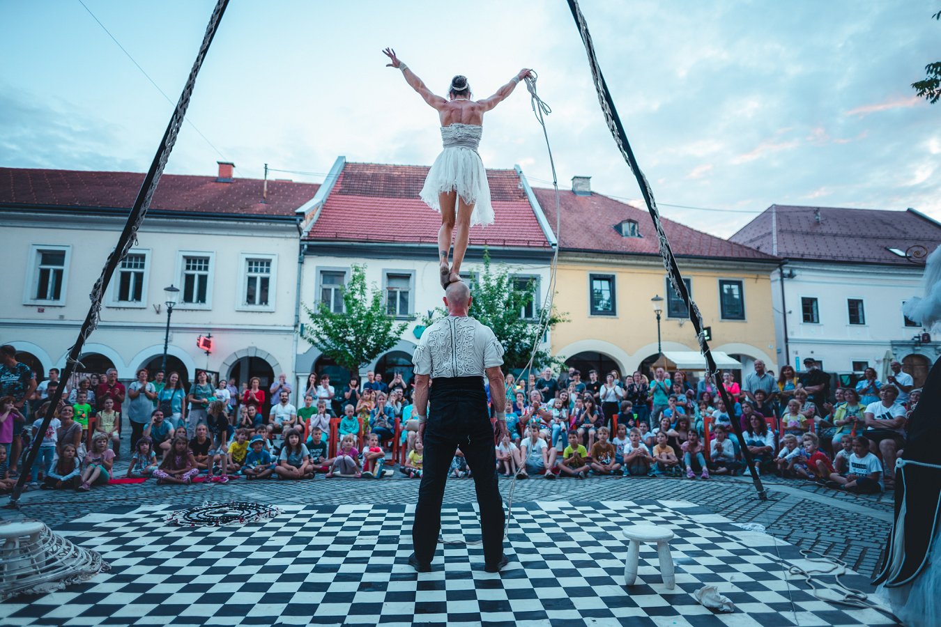 Na fotografiji so akrobati na Glavnem trgu