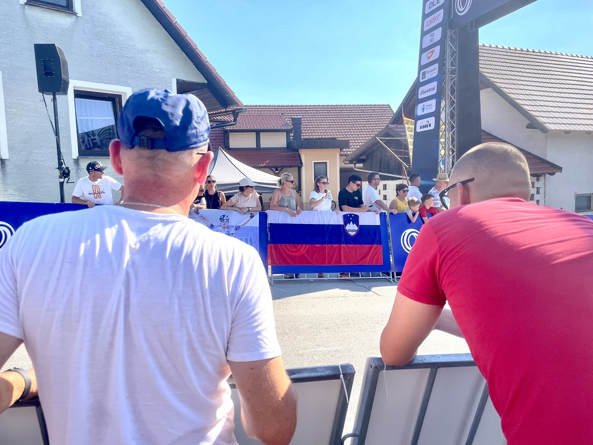 Na fotografiji so navijači s slovensko zastavo