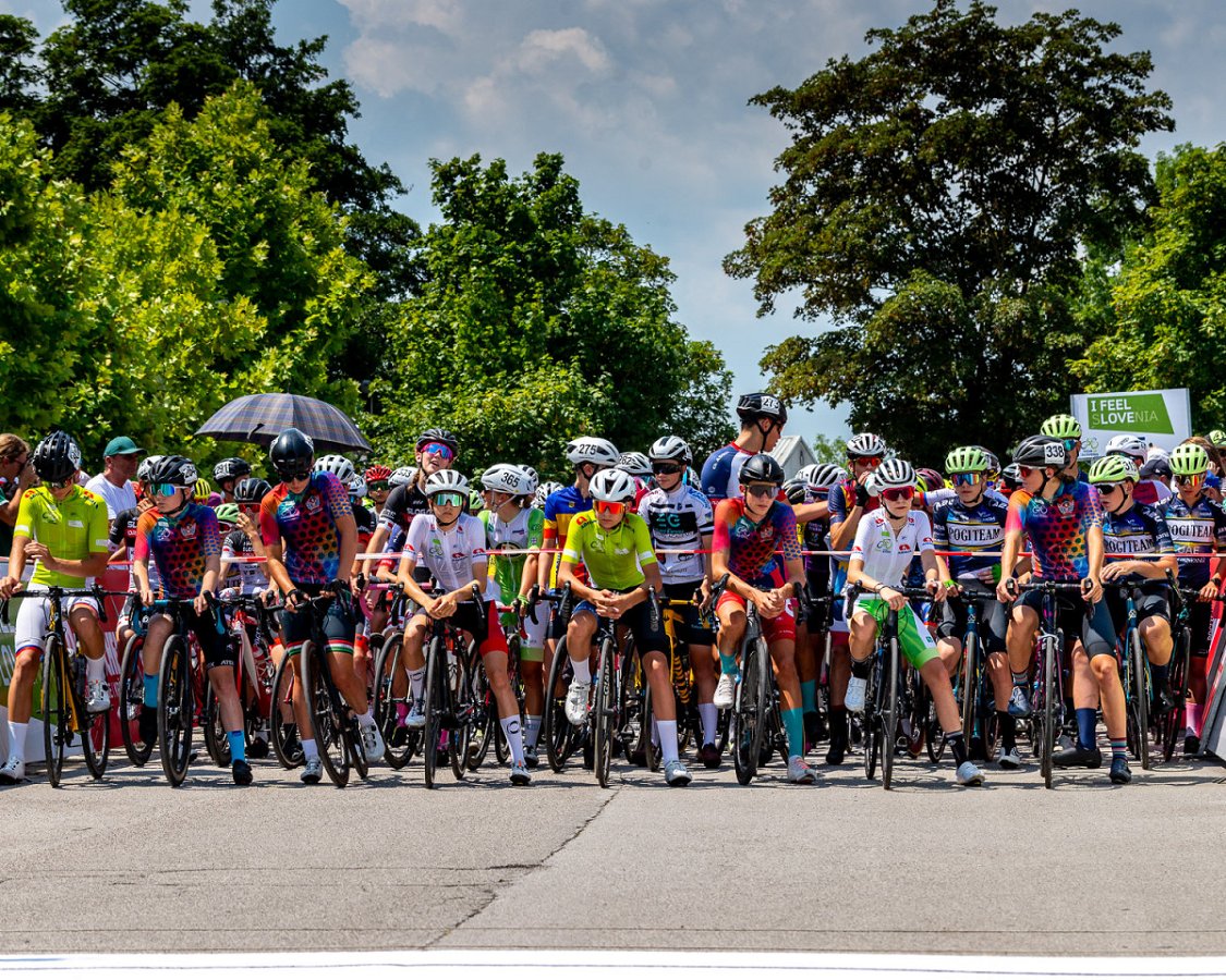 Na fotografiji so mladi kolesarji, ki so se udeležili Kids tour of Slovenia v lanskem letu
