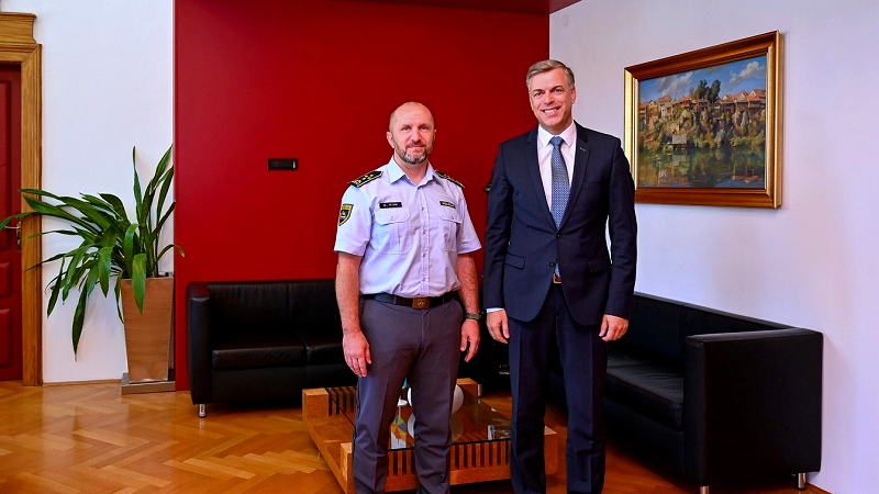 Na fotografiji sta župan Gregor Macedoni in direktor Policijske uprave Dejan Kink Skupaj za varnejšo skupnost: župan sprejel novega direktorja Policijske uprave Novo mesto
