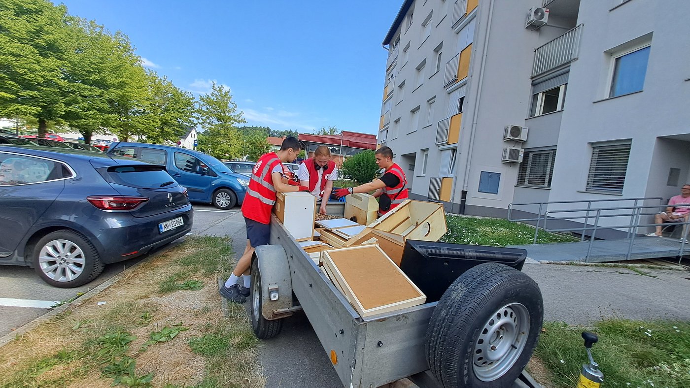 Na fotografiji so mladi prostovoljci med pripravo na odvoz kosovnih odpadkov Na fotografiji so mladi prostovoljci med pripravo na odvoz kosovnih odpadkov