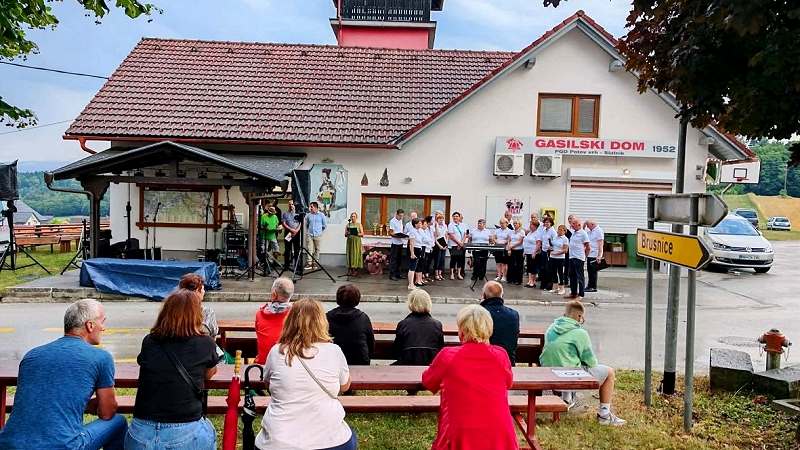 Na fotografiji je prizorišče praznovanja KS Mali Slatnik, ki se je odvojalo pred gasilnim domom