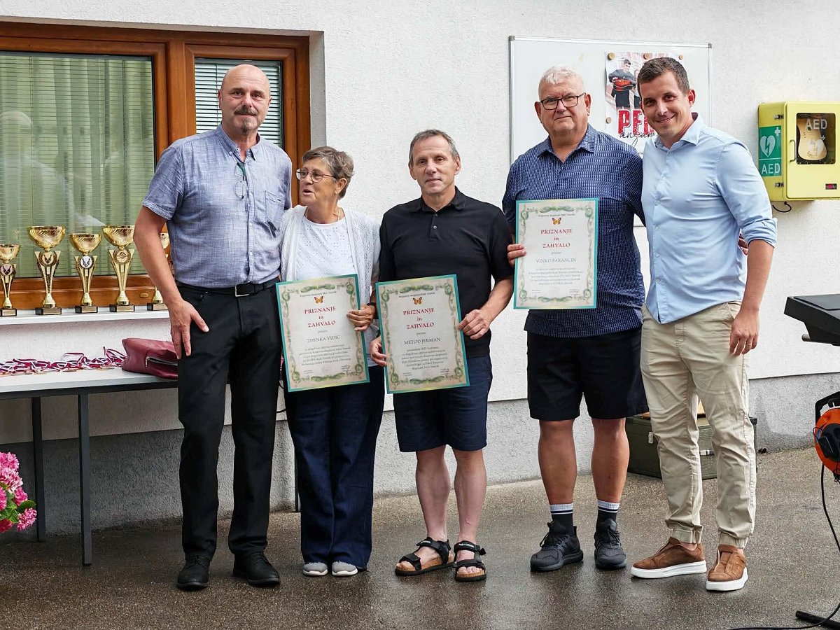 Na fotografiji so predsednik krajevne skupnosti Mali Slatnik, podžupan Urban Kramar ter prejemniki zahval Na fotografiji so predsednik krajevne skupnosti Mali Slatnik, podžupan Urban Kramar ter prejemniki zahval