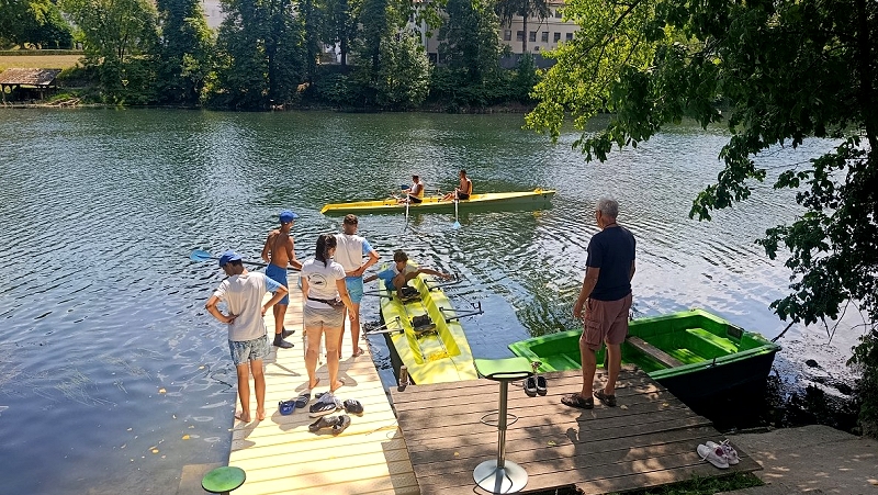 Na fotografiji so veslači na Krki